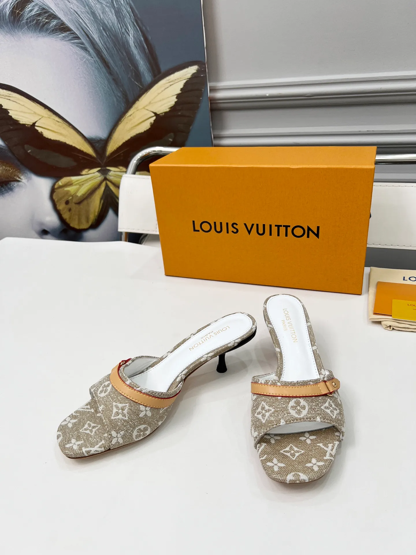👟👟Ex-factory price 440👟👟 LV new denim kitten heel slippers 2025 summer must-have for goddesses, original replica, super comfortable on the feet. Show off the queen's temperament, the heel height is 9.5CM, which shows your temperament without being tiring. Leather outsole. Standard code: 35-42 (41 and 42 codes are customized, non-returnable and non-exchangeable)